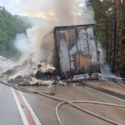 Временно е ограничено движението в Прохода на Републиката заради запален