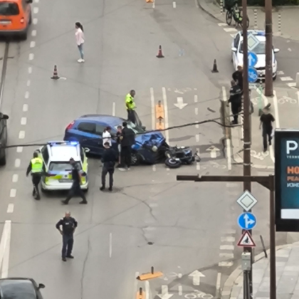 Моторист пострада след инцидент в София Лек автомобил е блъснал