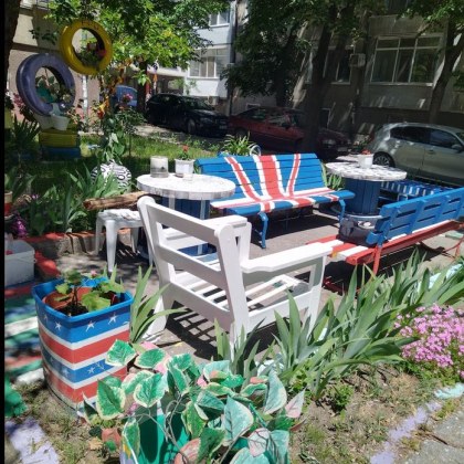 Пловдивчани създадоха с подръчни материали зона за отдих край блока