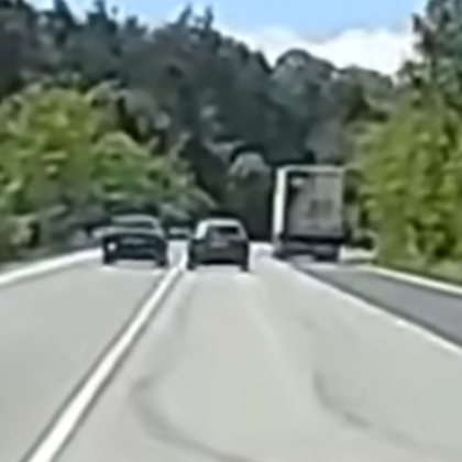 Кадри заснети от видеорегистратор на пътя край Търговище показват поредно