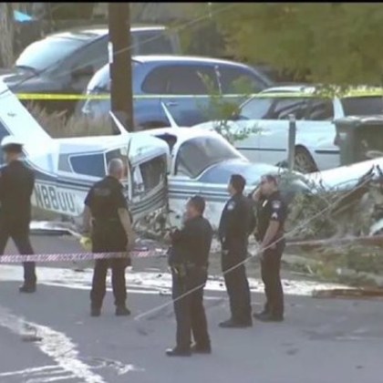 Малък частен самолет се разби в жилищен квартал на Сан