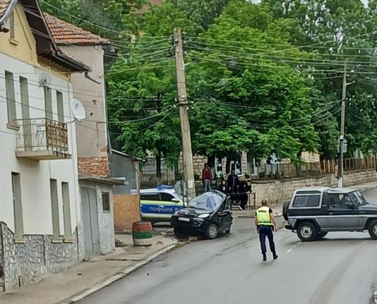 Меле! Кола се вряза в стълб, пострада жена СНИМКА