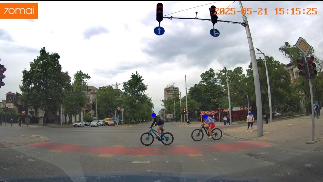 Опасно! Деца прелетяха на червено през оживено кръстовище ВИДЕО