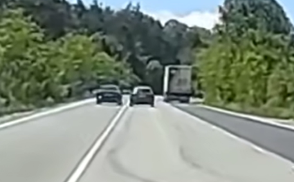 Рисково изпреварване: Шофьор на Audi е заснет в опасна маневра на завой ВИДЕО