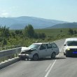 Кола се вряза в мантинела, има щети СНИМКА