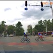 Опасно! Деца прелетяха на червено през оживено кръстовище ВИДЕО