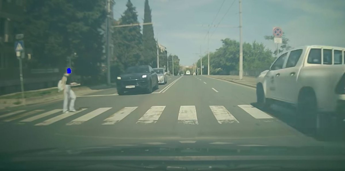 За секунди: няколко коли отнеха предимството на момиченце ВИДЕО