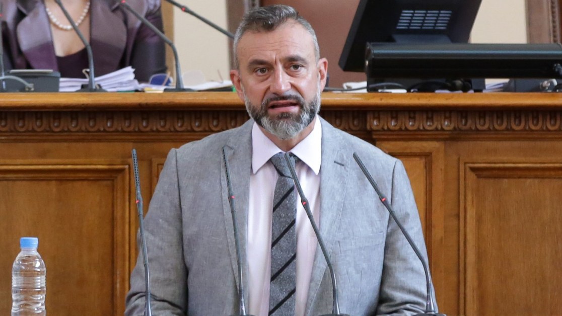 Зам.-министърът Калин Вельов напуска поста си, продължава с музиката