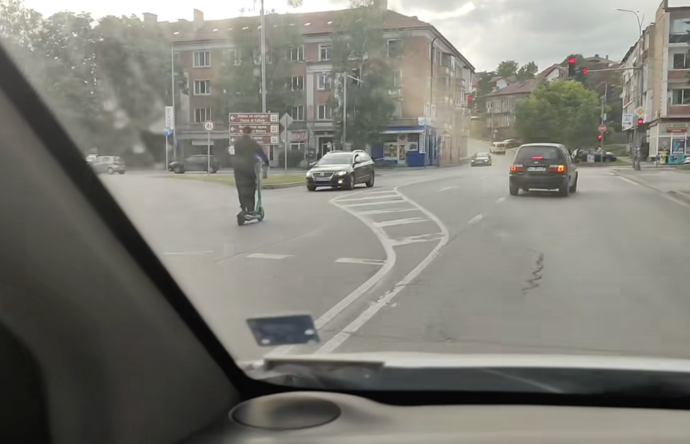 Баща и дете на една тротинетка по средата на пътя ядоса перничани ВИДЕО