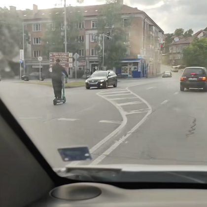 Видео което показва баща и дете на една тротинетка по