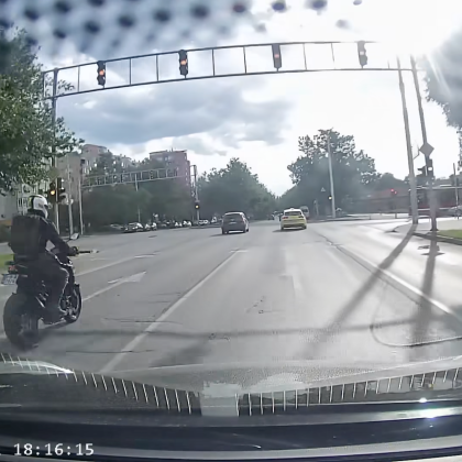 Пловдивчанка отсече: Пази моториста... Не! Моля, пазете нас ВИДЕО