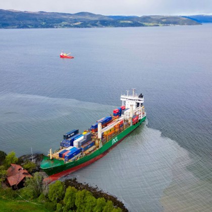 135 метров товарен кораб излезе от курса си и заседна във