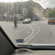 Баща и дете на една тротинетка по средата на пътя ядоса перничани ВИДЕО