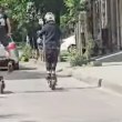 Деца демонстрираха акробатски изпълнения, докато карат тротинетки ВИДЕО