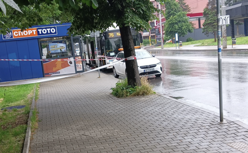 Автобус на градския транспорт в София блъсна човек, твърдят, че пострадалият е починал СНИМКА