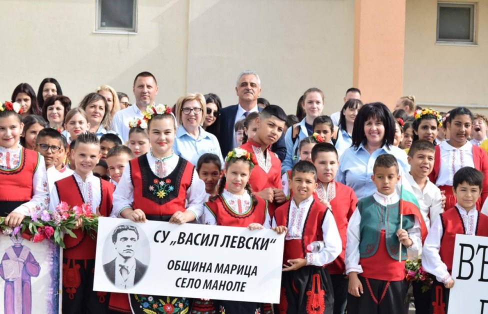 Химн озвучи 140-годишнината на училището в Маноле