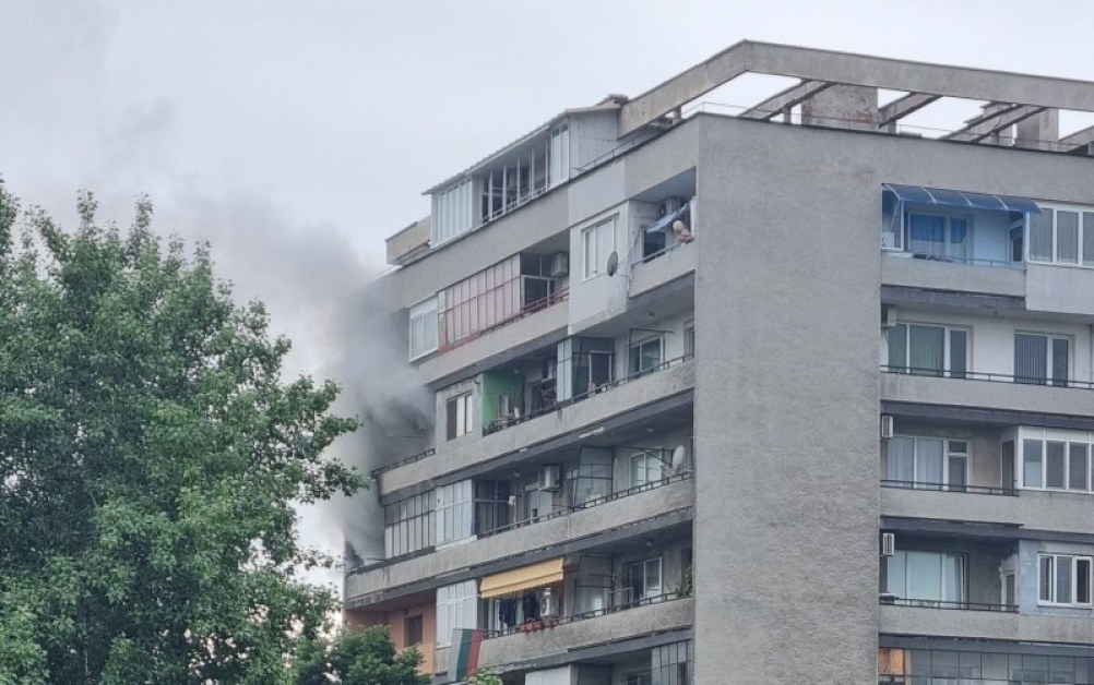 Избухна пожар в блок в Пловдив ВИДЕО+СНИМКИ