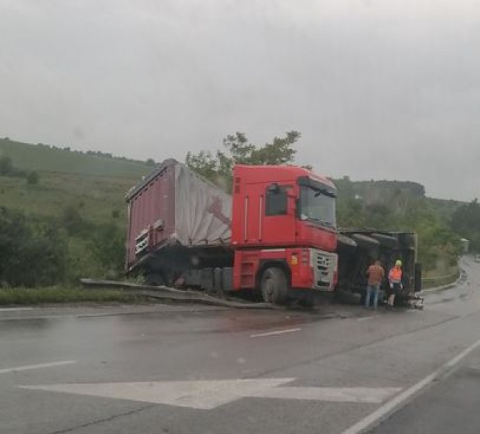 Камион се завъртя на пътя Русе - Варна, озова се в канавката СНИМКА