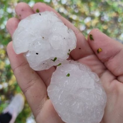 Мощна градоносна буря удари Старозагорско съобщават граждани Сериозно засегнати са