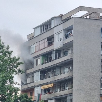 Пожар избухна във висок блок в Пловдив за това съобщават