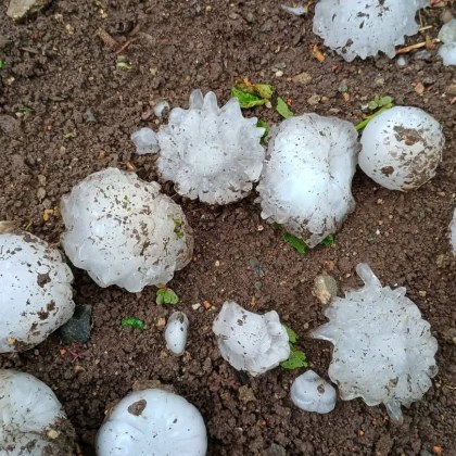Градушка удари тази вечер и части от Ямболско съобщават от