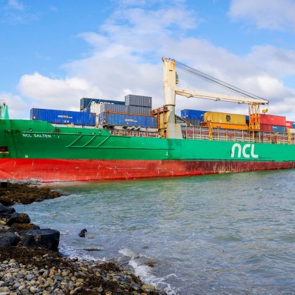 Мъж е обвинен след като товарен кораб заседна в предния