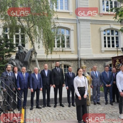 С тържествен камбанен звън и празнично настроение започна честването на