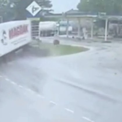 Видео от пътна камера показва как по рано днес тир помете