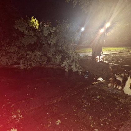 Щетите от силнитата буря ударила снощи Хисаря принуди местната власт