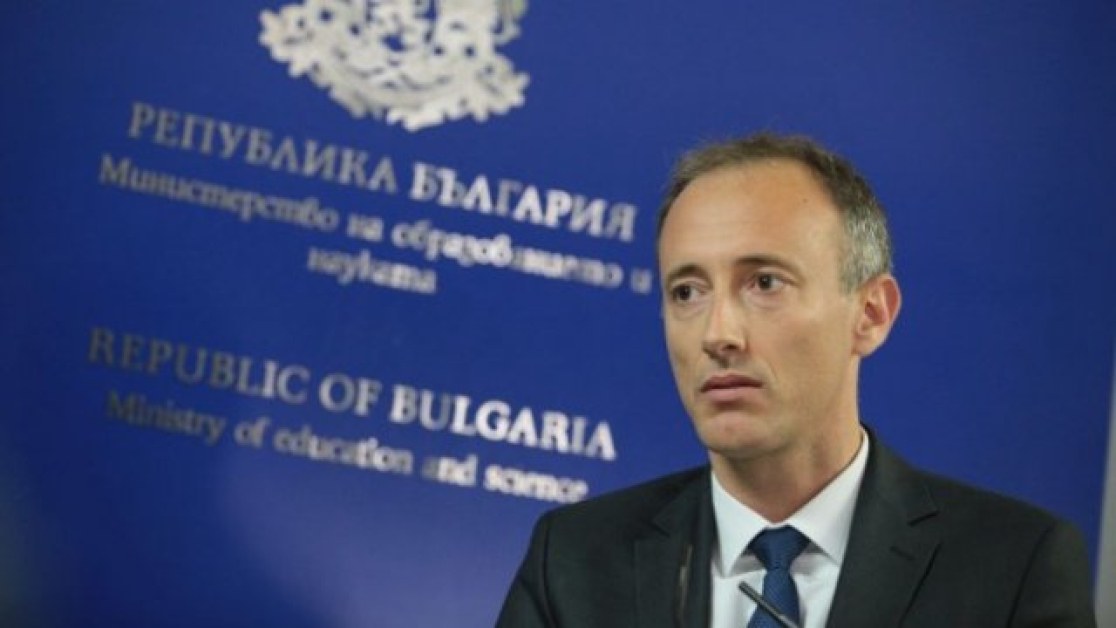 Просветният министър с поздрав за празника
