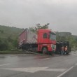 Камион се завъртя на пътя Русе - Варна, озова се в канавката СНИМКА