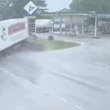ВИДЕО показва момента, в който камион се вряза в бензиностация при изпреварване