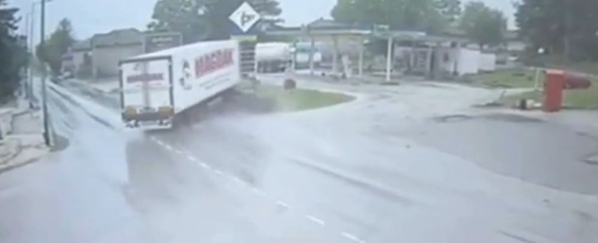ВИДЕО показва момента, в който камион се вряза в бензиностация при изпреварване