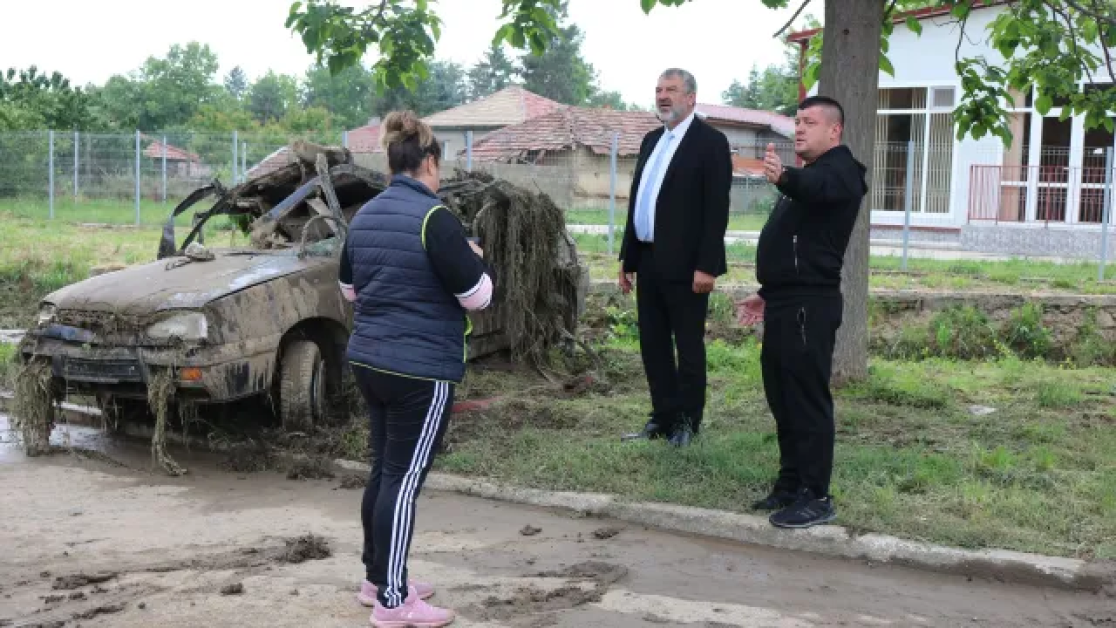 Заради обилни валежи, кола се озова в канал, спря оттока на водата и се наводни село