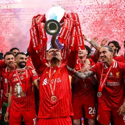 Ливърпул вдигна трофея от Английската Висша лига докато Челси Манчестър