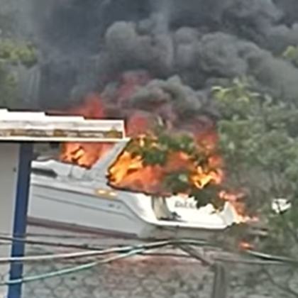 Две лодки избухнаха в пламъци в района на Аспаруховия мост във