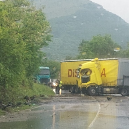 ТИР се завъртя и блокира път Е 79 съобщиха от Агенция Пътна