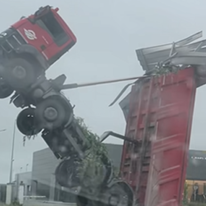 Зрелищен пътен инцидент привлече вниманието на пловдивчани Самосвал бе заснет в