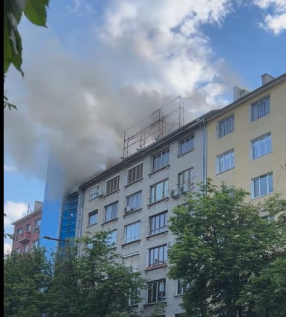 Избухна пожар в центъра на София ВИДЕО