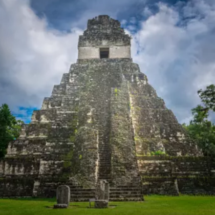 Археолози изследващи древната мащабна пещера известна като Кървавата пещера на