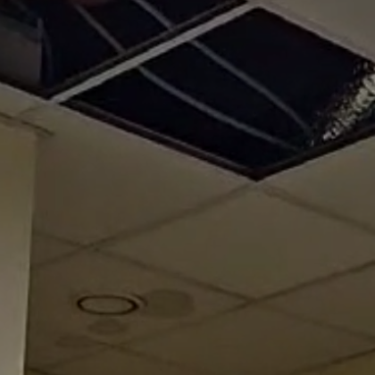 Парчета от покривната конструкция на Акушеро гинекологичното отделение към Университетската многопрофилна