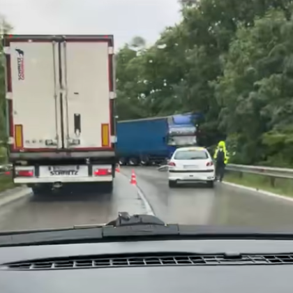 Временно е ограничено движението в двете посоки по път I 1