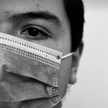 Млади лекари и медицински сестри провеждат протест с настояване за