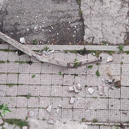Огромно парче бетон се стовари от панелен блок СНИМКИ