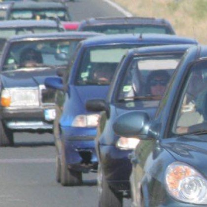 Полицаи пробиха километричното задръстване след катастрофа на пътя към Сарафово