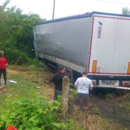 Товарен автомобил катастрофира днес в Арчар Камионът излязъл от пътя и спрял