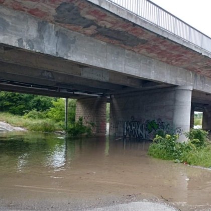 Община Плевен съобщи че заради разлив на река Вит временно