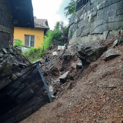 Рухна подпорна стена в Перник, обявяват бедствено положение СНИМКИ