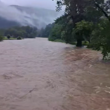 След обилните дъждове над Тетевен река Вит е почти пред