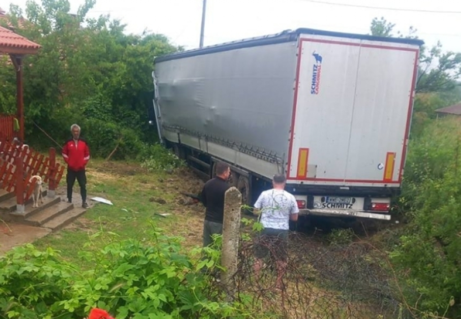 Положителна е пробата за дрога на тираджията, който се вряза в двора на къща